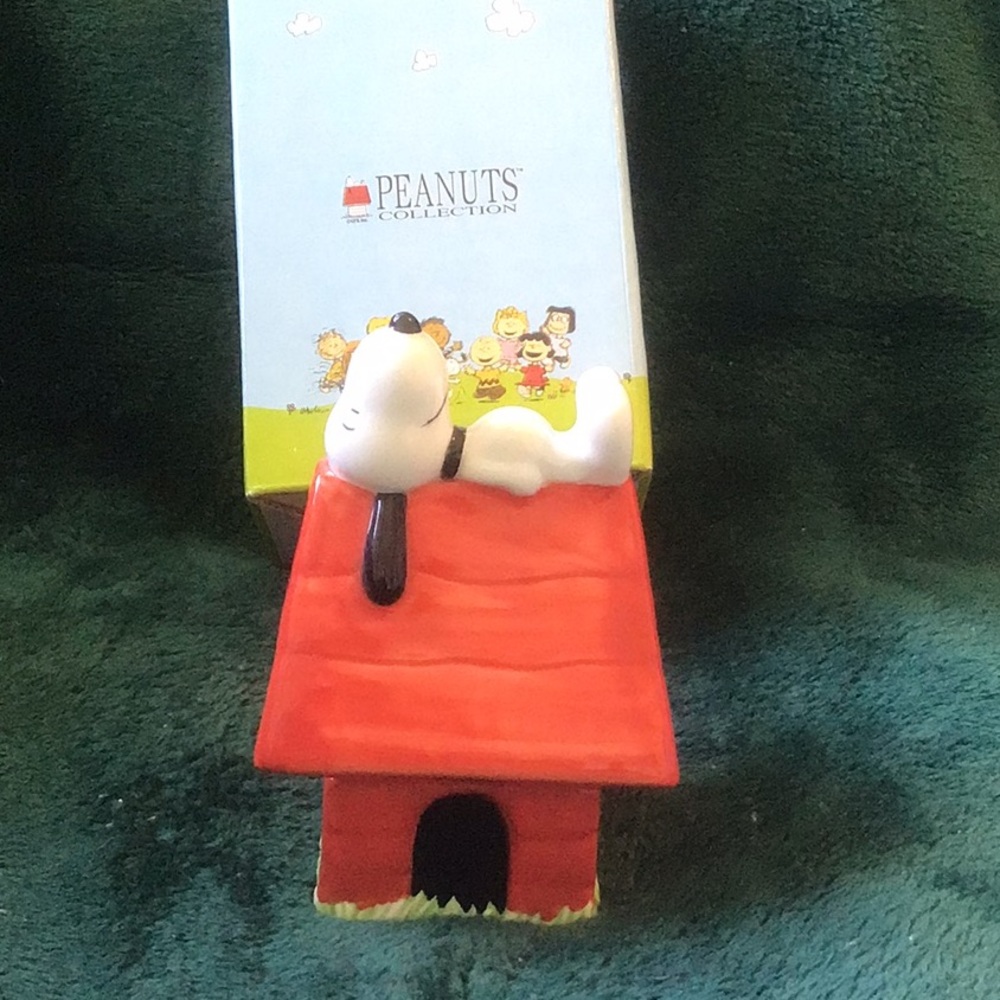 Peanuts Snoopy on doghouse Westland Giftware Item No 8371 Trinket box.New in box